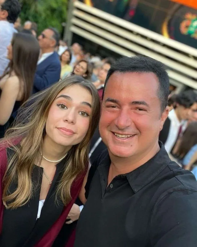 Acunun qızı məzun oldu