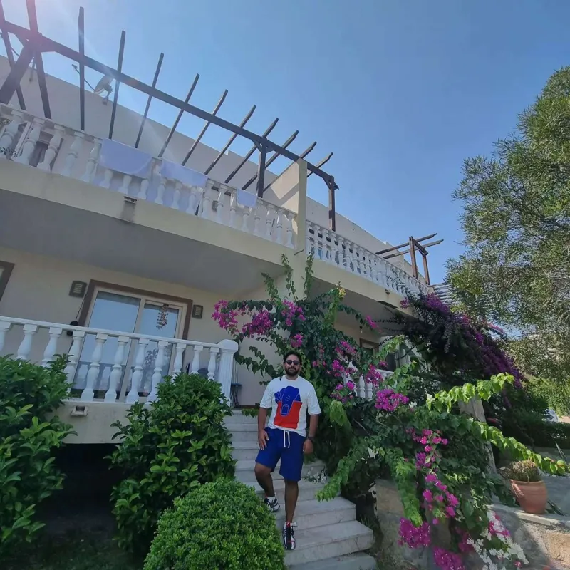 Bodrumdakı villasını nümayiş etdirdi