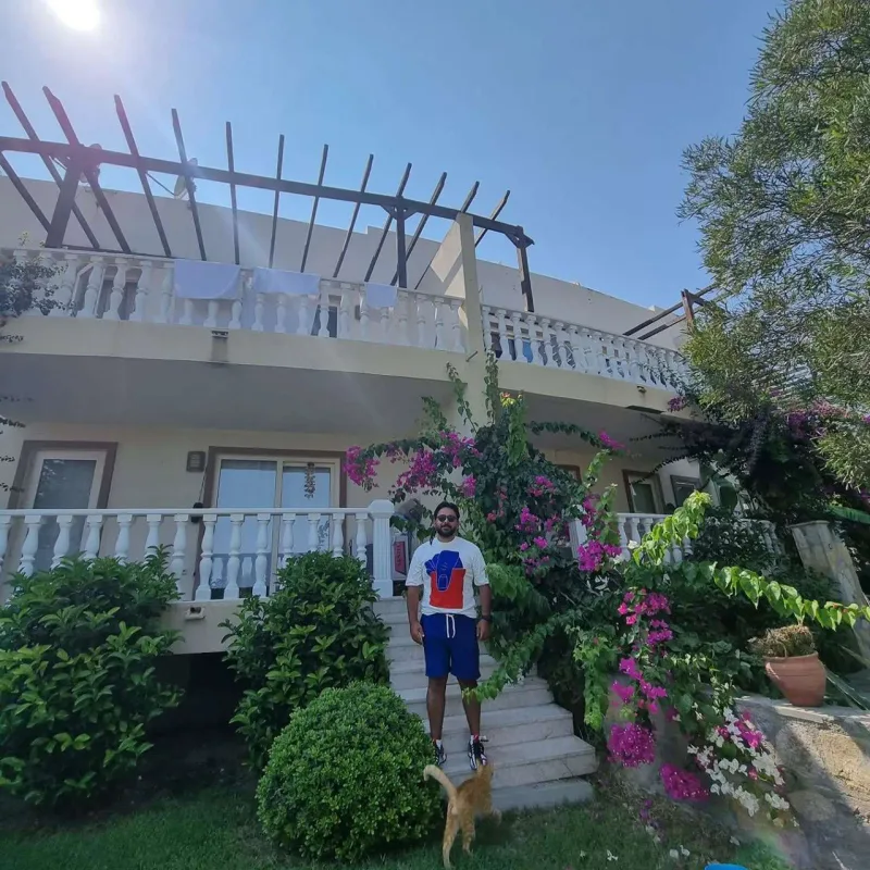 Bodrumdakı villasını nümayiş etdirdi