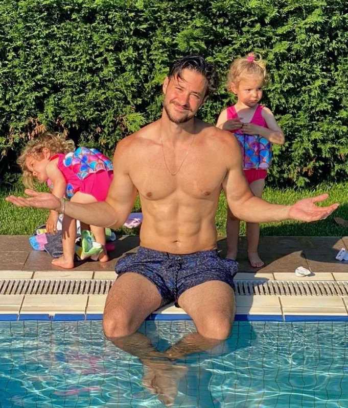 Ərinin yarıçılpaq fotoları Pelini narahat edir