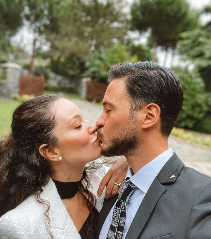 Ərinin yarıçılpaq fotoları Pelini narahat edir