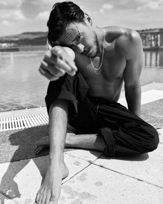 Ərinin yarıçılpaq fotoları Pelini narahat edir