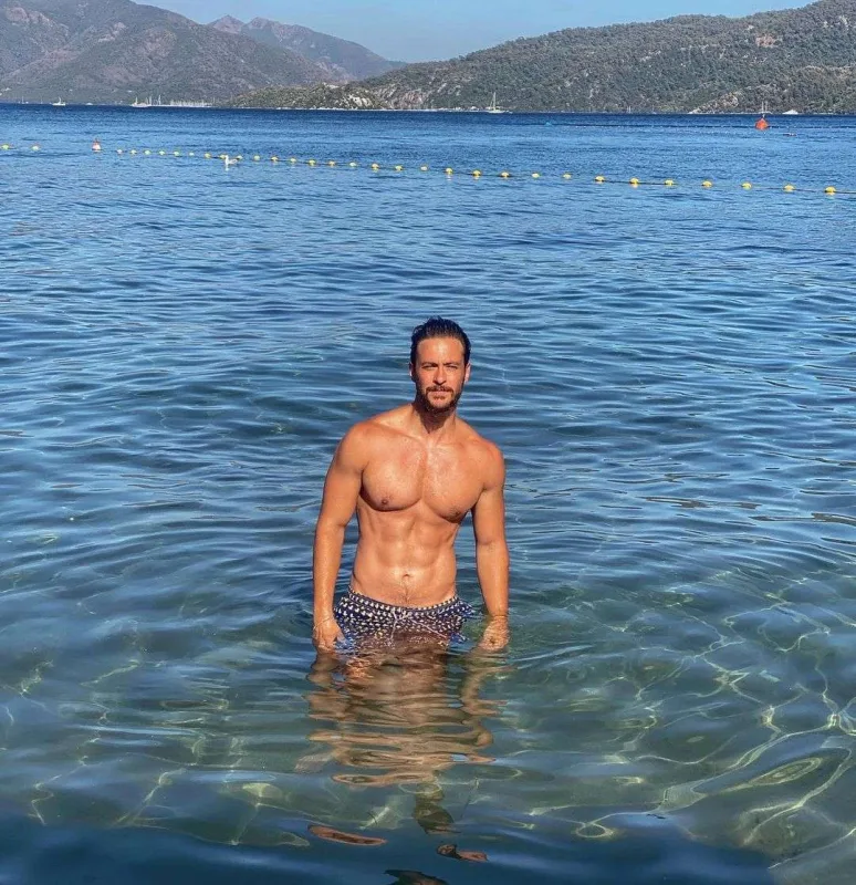 Ərinin yarıçılpaq fotoları Pelini narahat edir