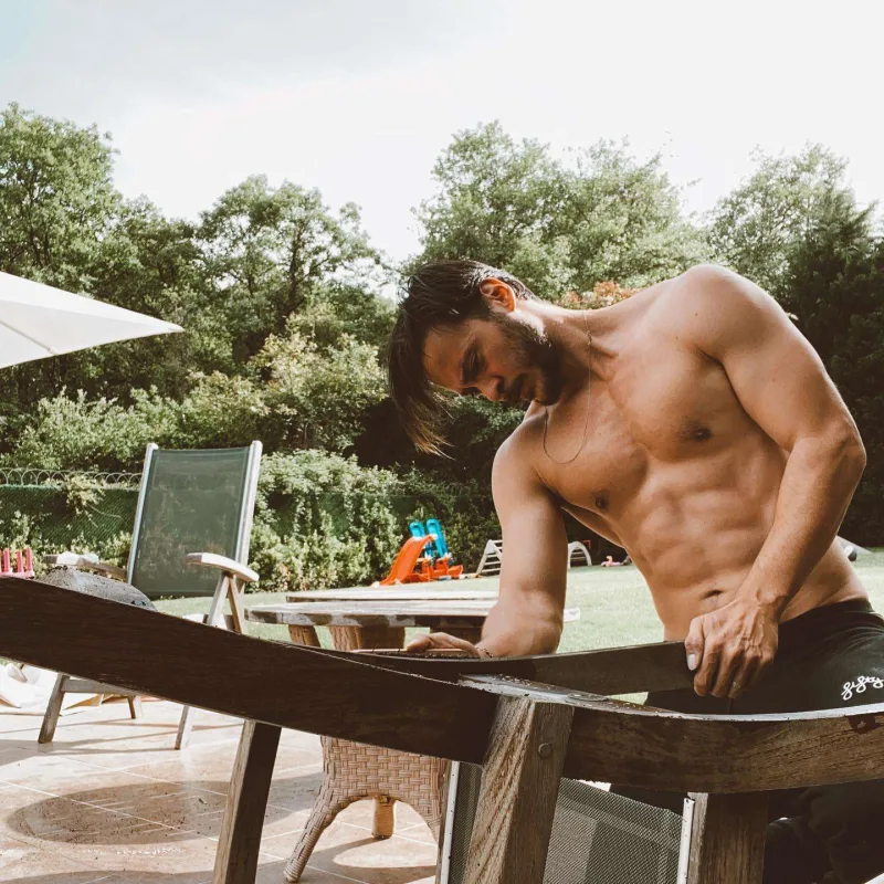 Ərinin yarıçılpaq fotoları Pelini narahat edir