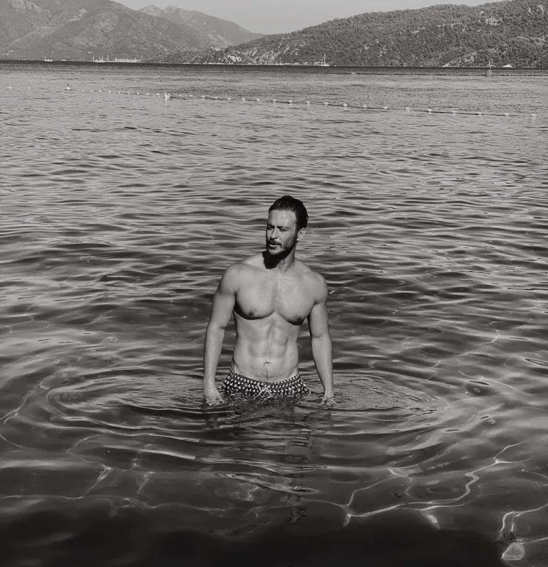 Ərinin yarıçılpaq fotoları Pelini narahat edir