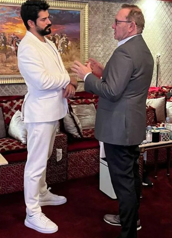 Burak onunla foto paylaşdı, linç olundu