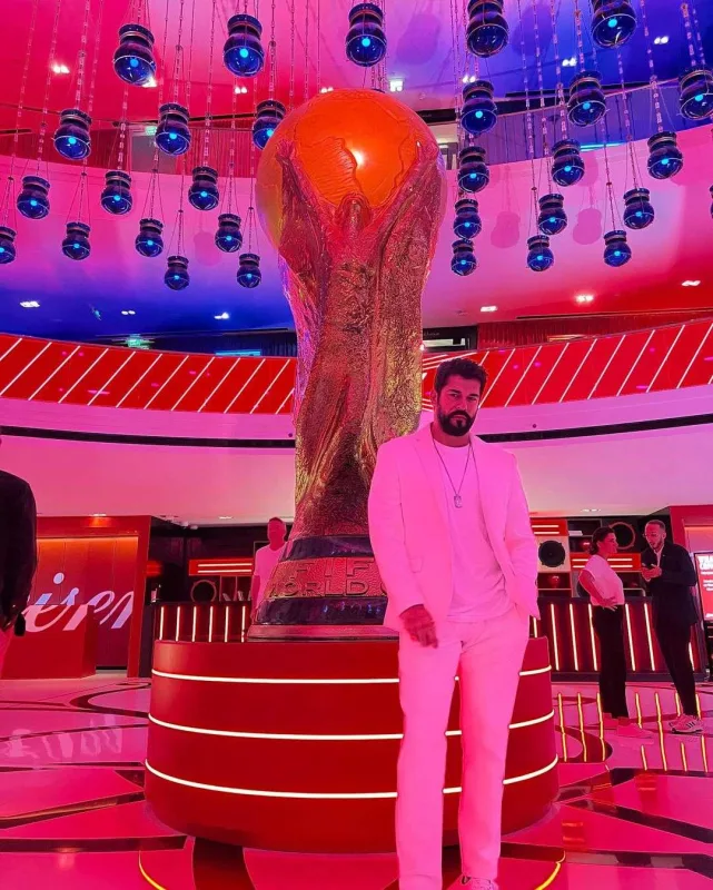 Burak onunla foto paylaşdı, linç olundu