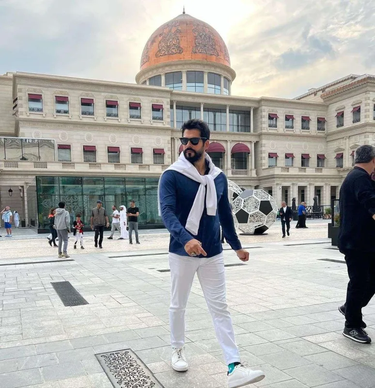 Burak onunla foto paylaşdı, linç olundu