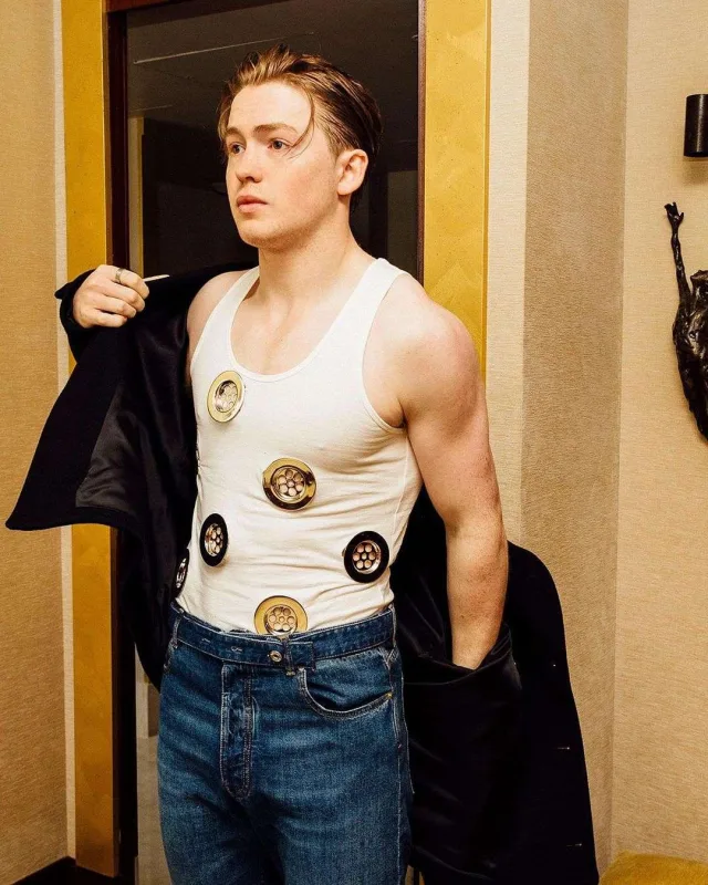 “Netflix” ulduzu biseksual olduğunu açıqladı