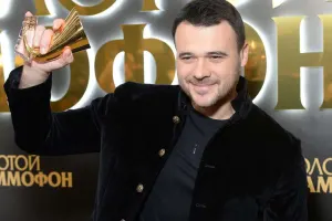 Emin arzulanan heykəlciyi aldı