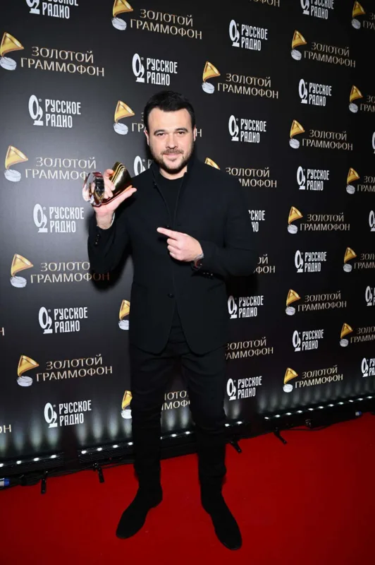 Emin arzulanan heykəlciyi aldı