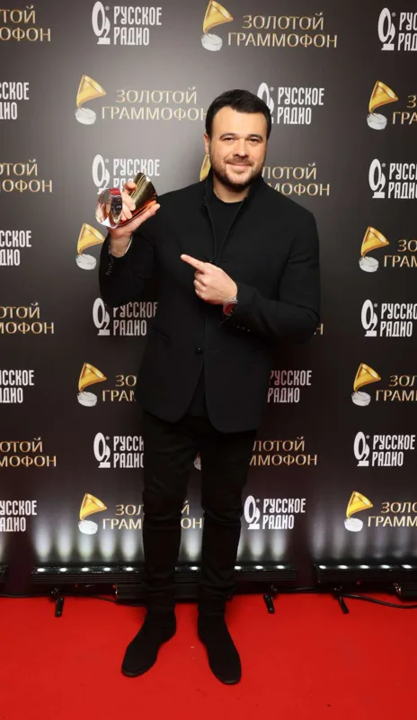 Emin arzulanan heykəlciyi aldı