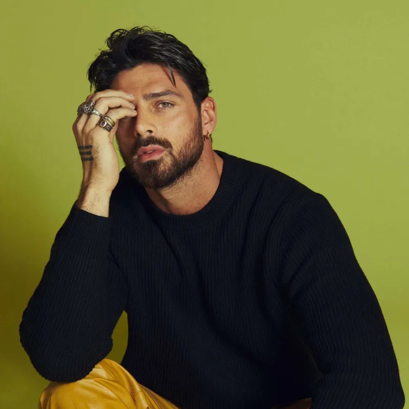 Mikelle sevgilisini göstərdi