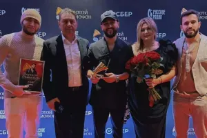 Coni ailəsi ilə qırmızı xalıda