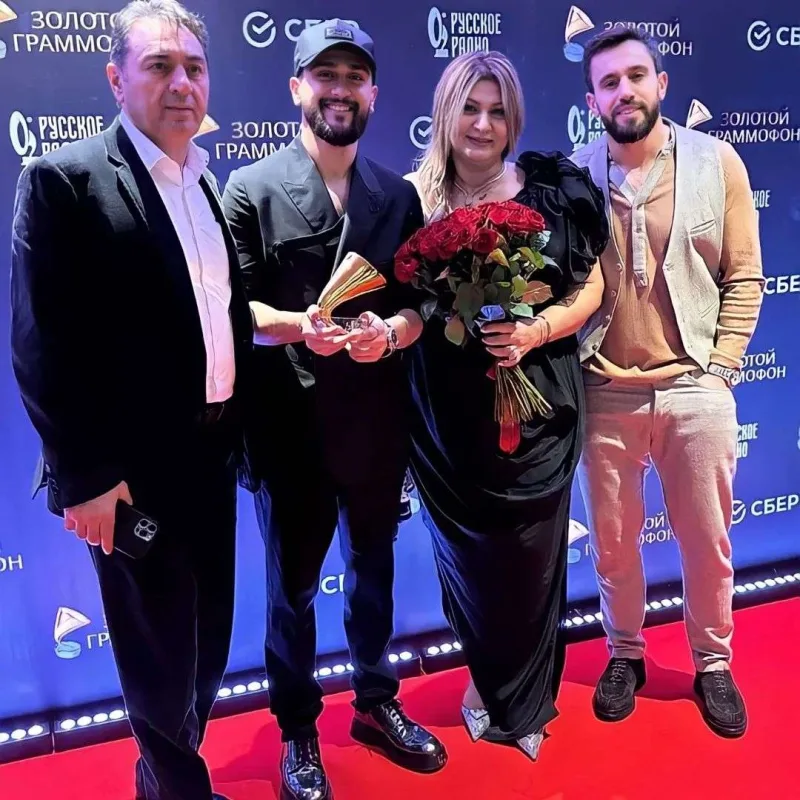 Coni ailəsi ilə qırmızı xalıda