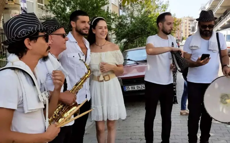 Xınasında 3 geyim dəyişdi