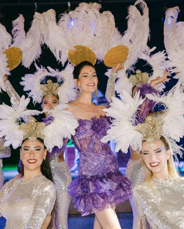 Xınasında 3 geyim dəyişdi