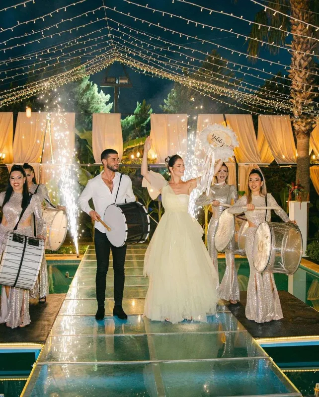 Xınasında 3 geyim dəyişdi