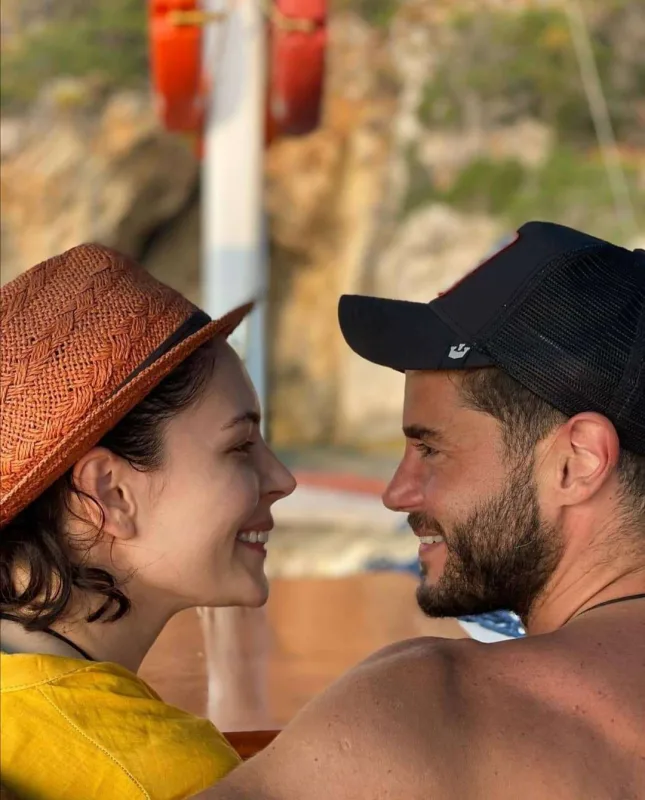 Xınasında 3 geyim dəyişdi