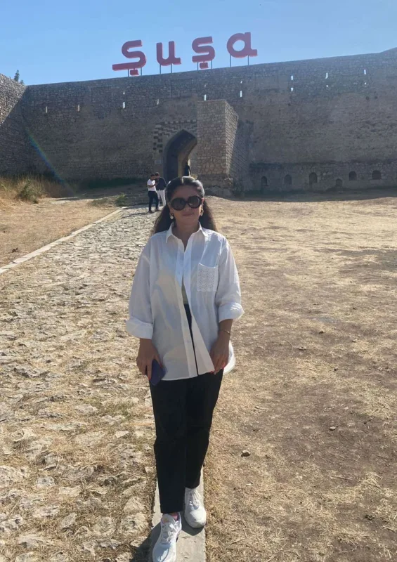 Elnarə fotoşoplu şəklini reallaşdırdı