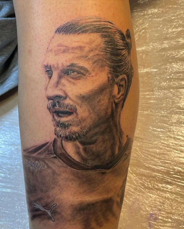 İbrahim məşhur hücumçunun şəklini ayağına döydürdü