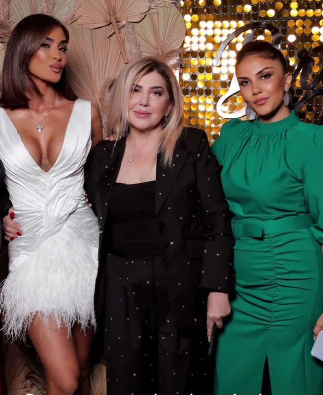 Pərvin anasıyla şəkillərini paylaşdı