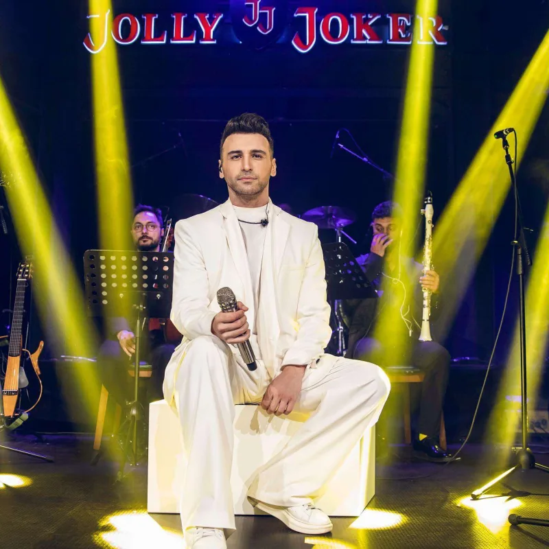 Səhnədən yıxıldı, çiyni çatladı