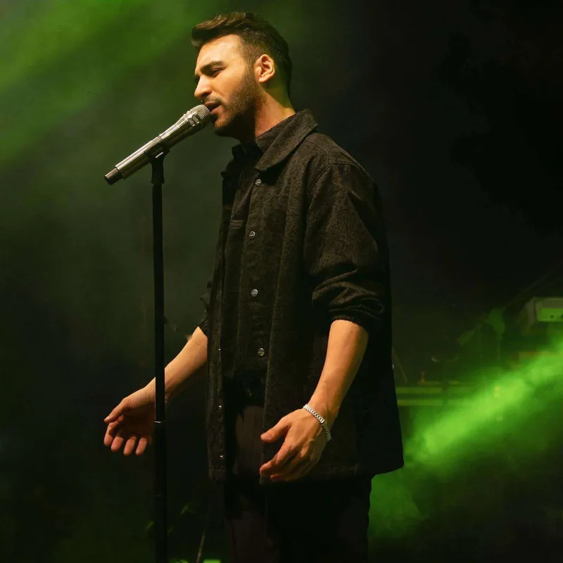 Səhnədən yıxıldı, çiyni çatladı