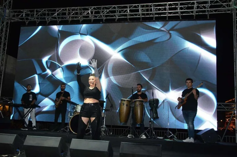 “Damlanın geyimləri gülünc görünür”