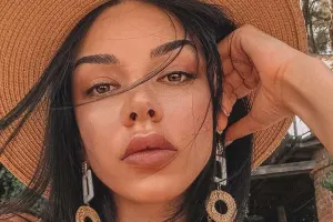 Emiliya idmançını ifşa etdi, mesajlarını yaydı