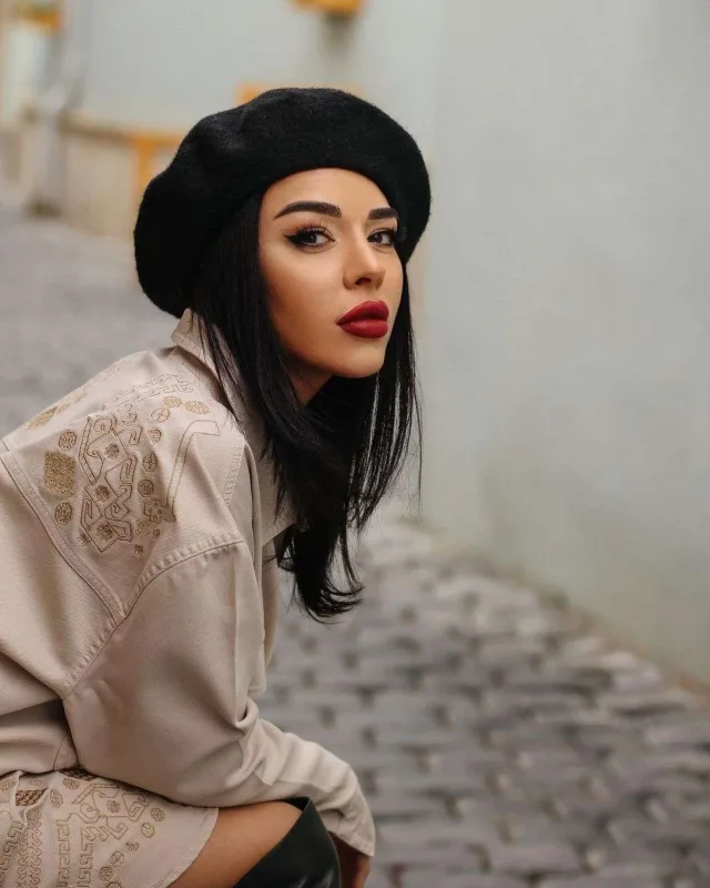 Emiliya idmançını ifşa etdi, mesajlarını yaydı