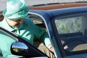 Kraliçanın “Jaguar”ı hərraca çıxarılacaq