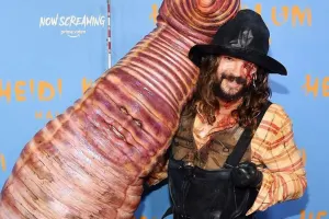 Bu kostyumu iki ilə hazırladıbmış…