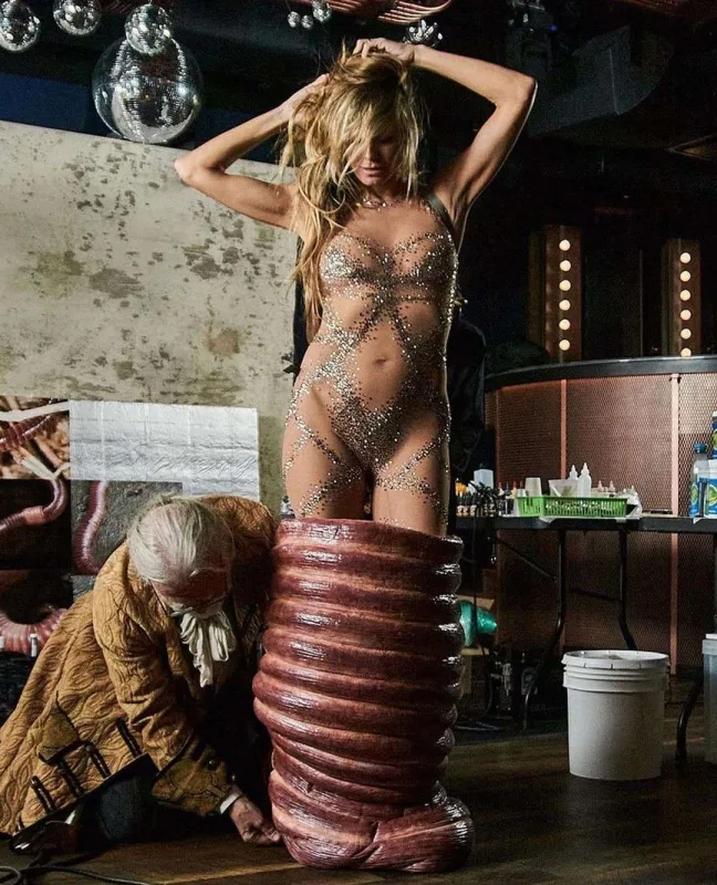 Bu kostyumu iki ilə hazırladıbmış…