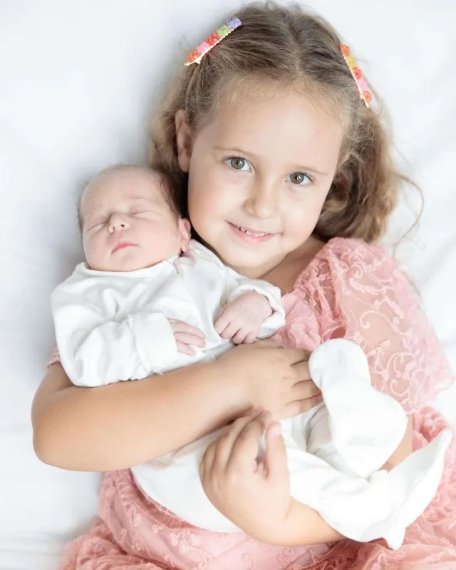 Yeni dünyaya gələn qızlarının üzünü ilk dəfə göstərdilər