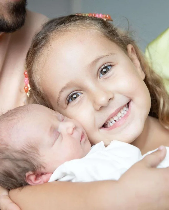 Yeni dünyaya gələn qızlarının üzünü ilk dəfə göstərdilər