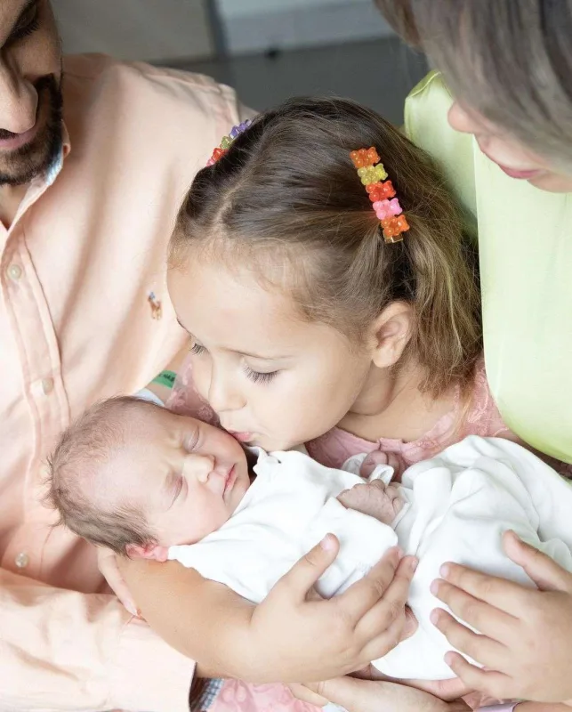 Yeni dünyaya gələn qızlarının üzünü ilk dəfə göstərdilər
