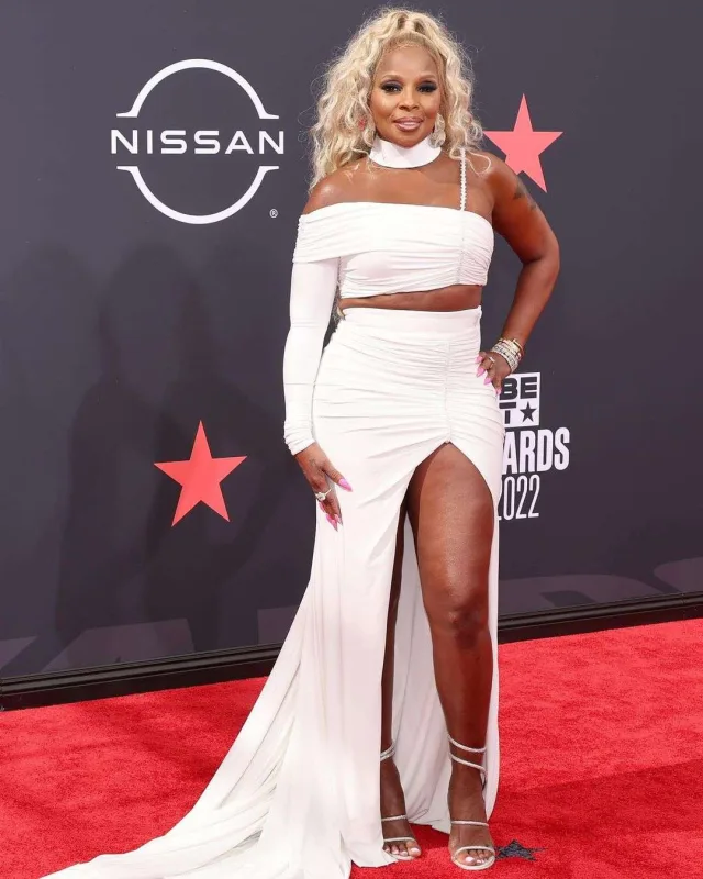 Qırmızı xalının bir-birindən “BETər” libasları