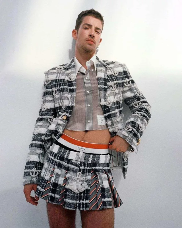 “Elite”in ulduzundan ətəkli fotolar