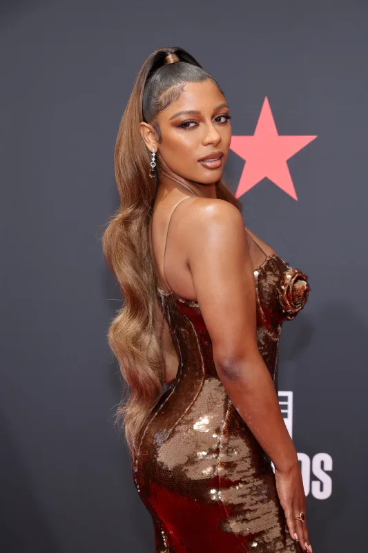 Qırmızı xalının bir-birindən “BETər” libasları