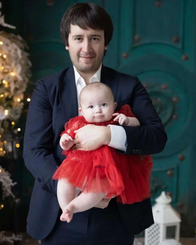 Teymur Rəcəbov xanımı və qızı ilə...