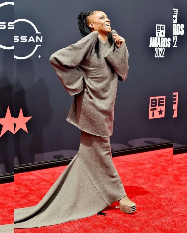 Qırmızı xalının bir-birindən “BETər” libasları