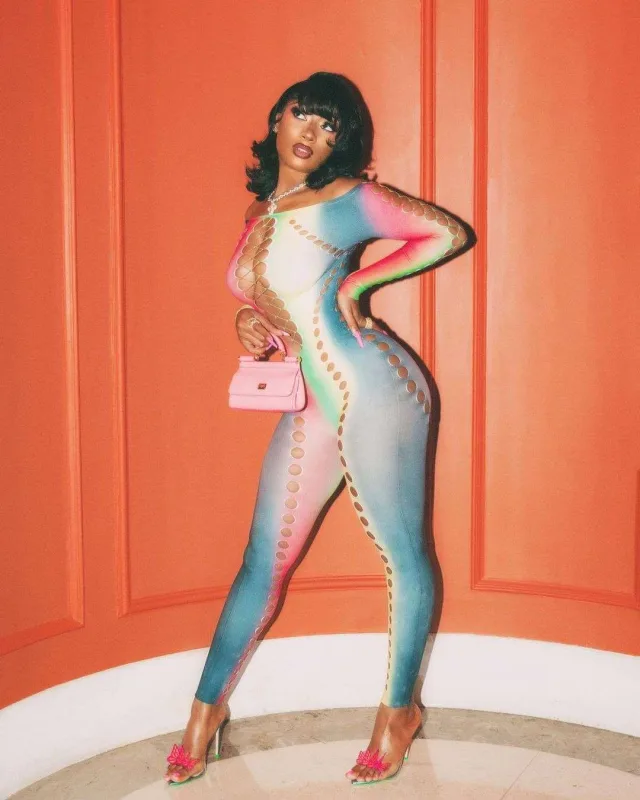 Dekolteli libası müzakirəyə səbəb oldu