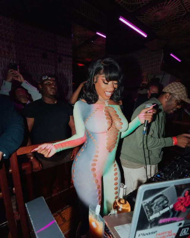 Dekolteli libası müzakirəyə səbəb oldu