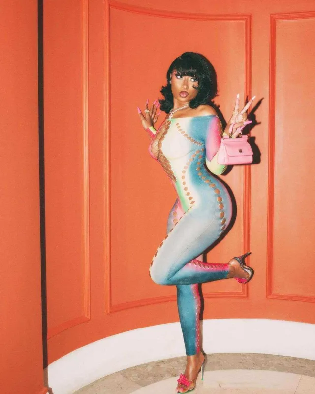 Dekolteli libası müzakirəyə səbəb oldu