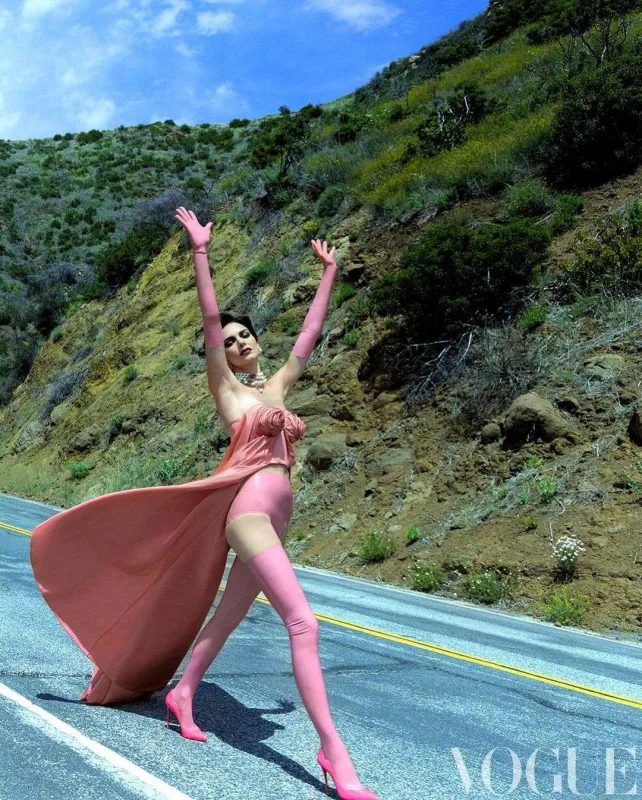 Kendaldan “Vogue” üçün pozalar