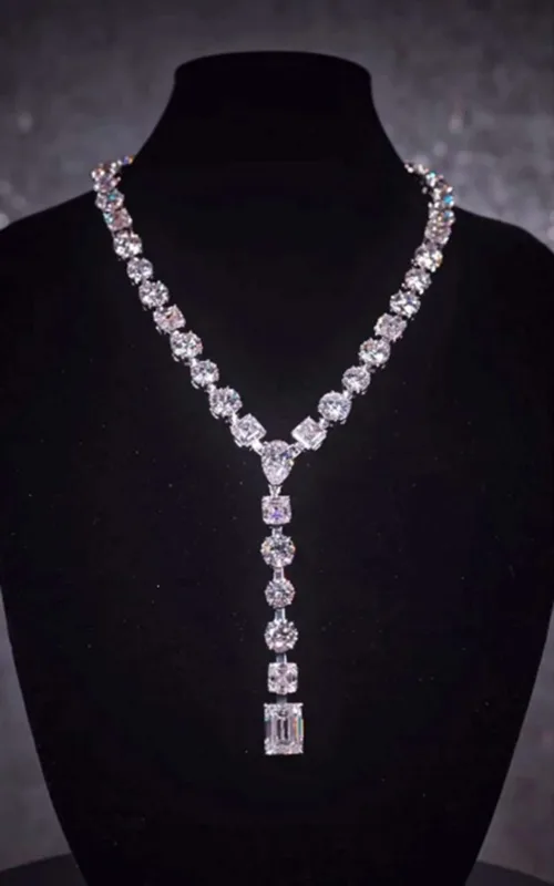 Dreyk 20 milyonluq boyunbağısıyla gündəmdə