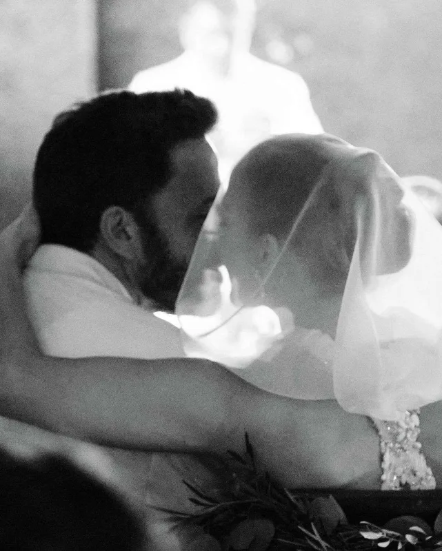 9 milyonluq toyun fotoları yayıldı