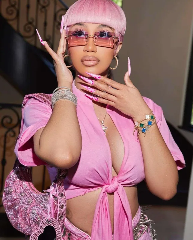 Şirkətlə dava etdi, klipi çıxmayacaq