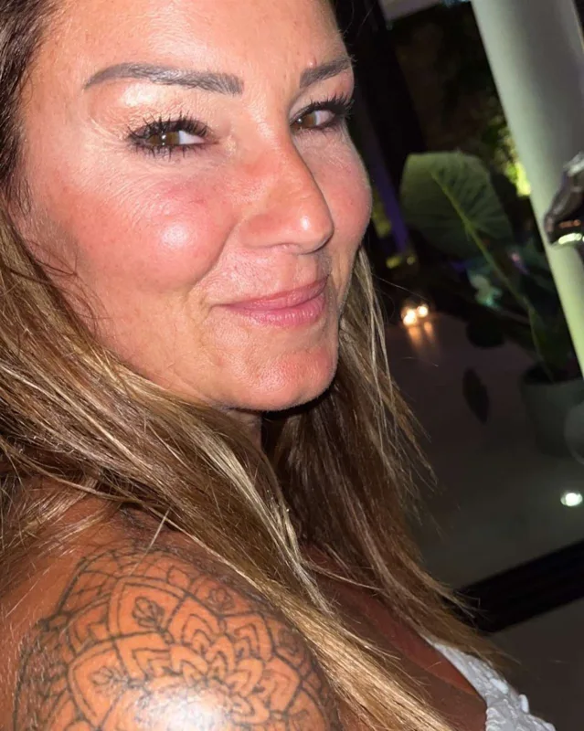 Əri Pınarı makiyajsız fotosu ilə təbrik etdi